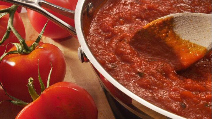 De lekkerste tomatensaus met maar 4(!) ingrediënten (Tip: maak meteen een voorraad!)