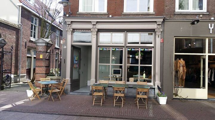 Bij café Tof Koekie in Den Bosch mogen je kinderen op de muren tekenen