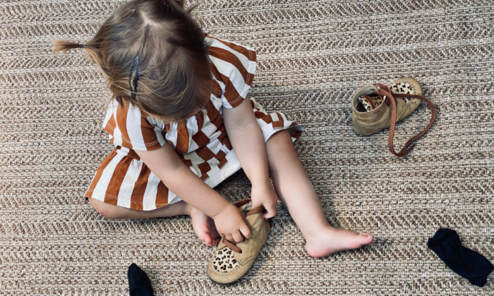 peuter met schoenen