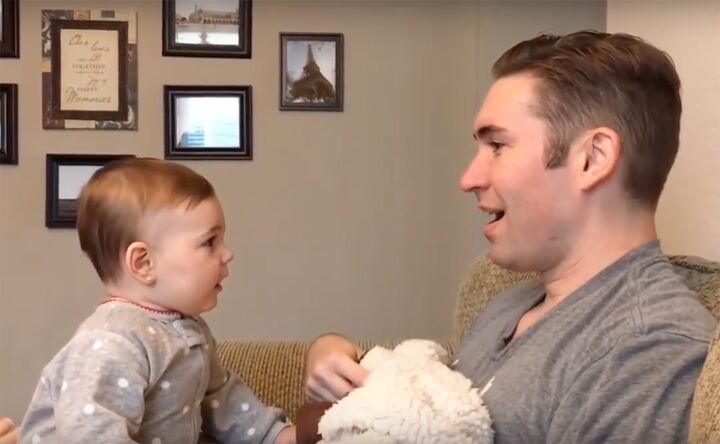 Baby schrikt zich kapot als ze haar vader voor het eerst zonder baard ziet