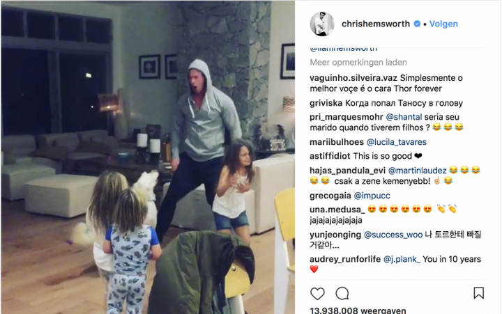 Chris Hemsworth die samen met zijn dochters Miley Cyrus playbackt wil je even zien