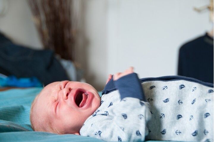 Laten huilen is slecht. Maar de hele nacht wakker zijn niet?