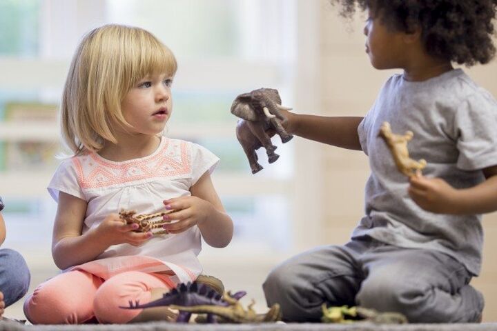 kinderen spelen of stil zijn