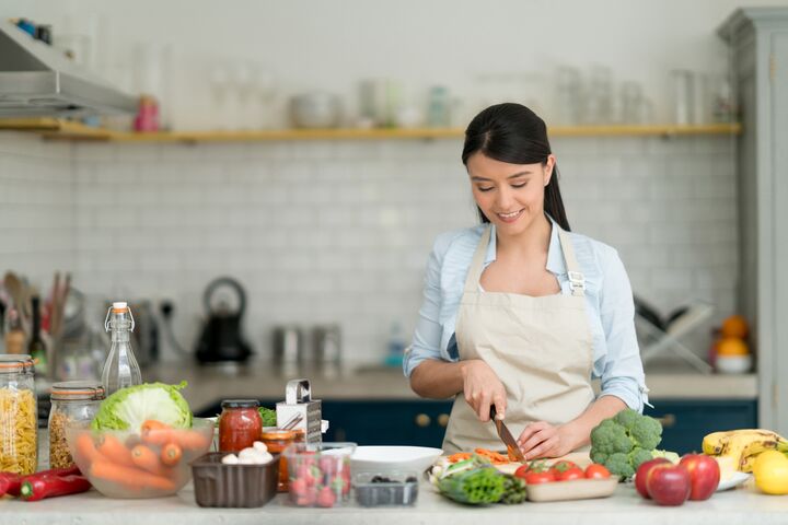 "Ga koken, vrouw!" (Waarom papa mama tegenwoordig weer achter het aanrecht wil)