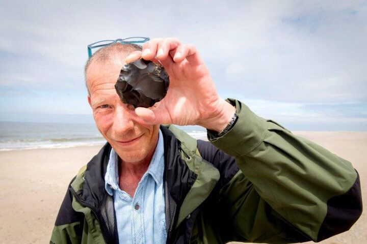 Cool! Deze zondag kan je op fossielenexpeditie op het Maasvlaktestrand