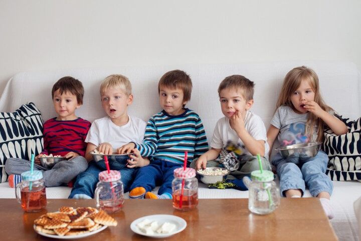 ‘Mam, is het al borreltijd?!’ Waarom borrelen juist goed is voor kinderen