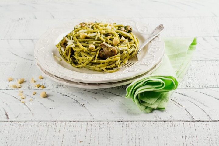 Binnen tien minuten aan tafel met deze verse pasta met kip en pesto