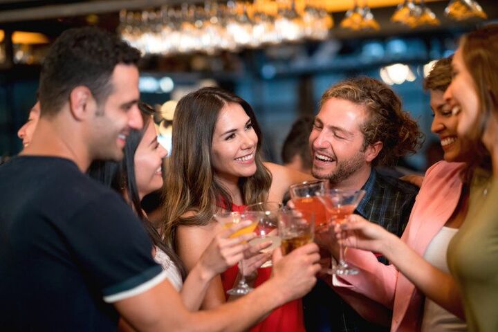 Groepje vrienden proost in een bar