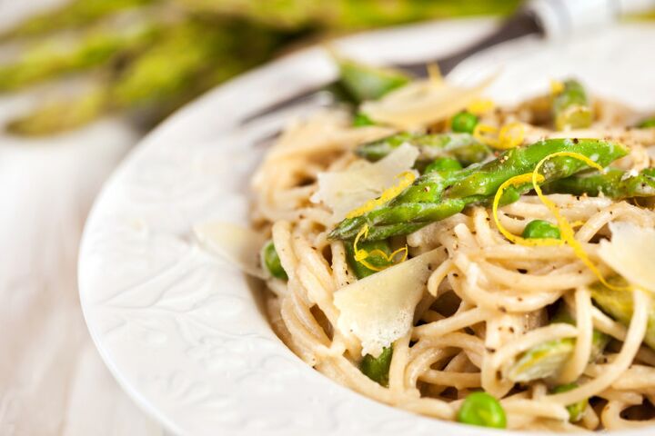 Jaaa ze zijn er weer! Dus vanavond eten we pappardelle met asperge en ei