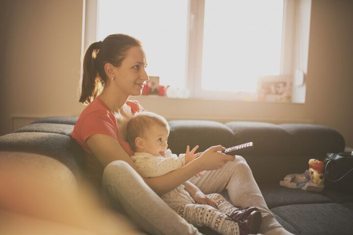 Anne haat tv-kijken, maar de baby wordt alleen daarvan rustig