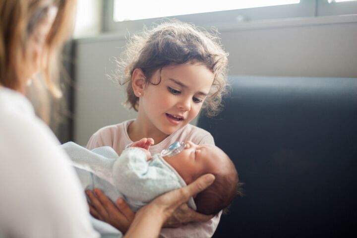 Blijf met je snothanden en bacillenvingers van mijn baby af