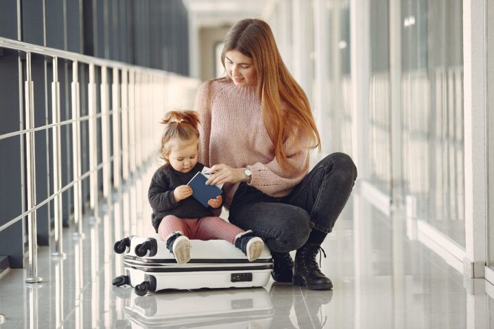 Moeder en kind in een airport