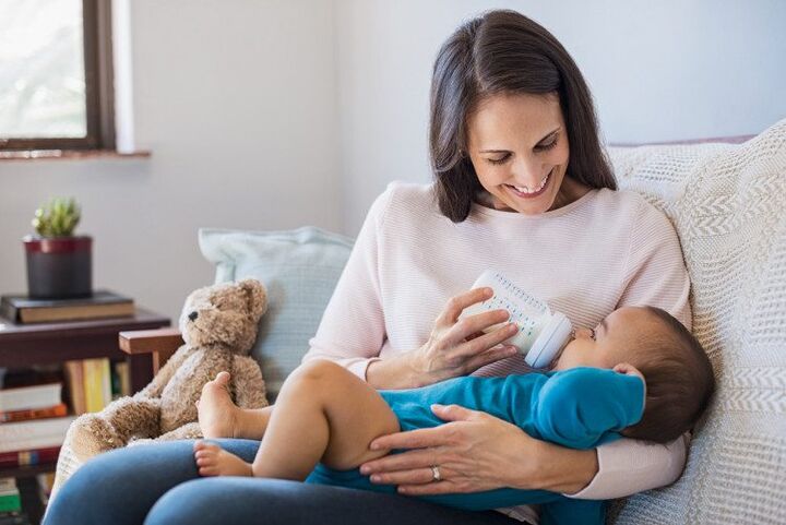 moeder geeft haar baby de fles