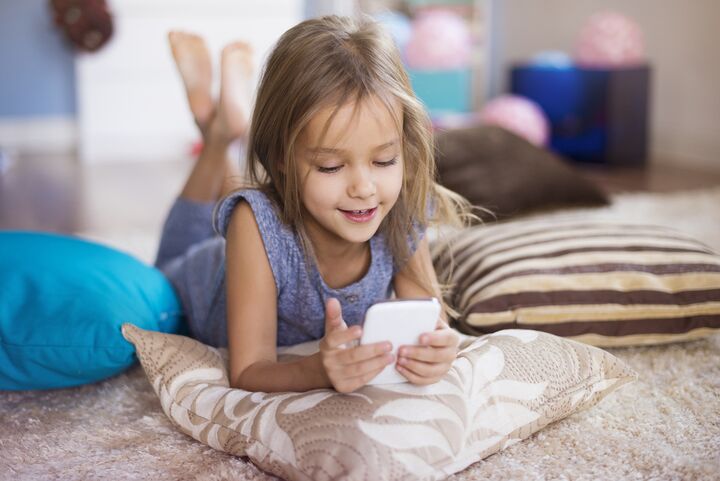 Meisje (6) bestelt speelgoed met de duim van haar slapende moeder