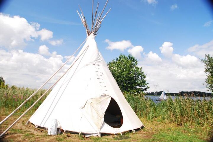 Avontuurlijk kamperen als een Indiaan op het Veluwemeer Campspirit eiland de Kluut glamping tipi's tenten ingericht