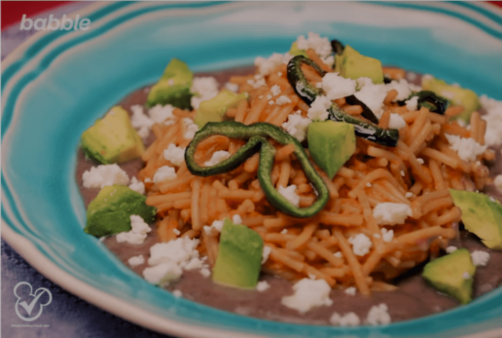 Van deze Mexicaanse pasta gaan je kinderen uit hun dak