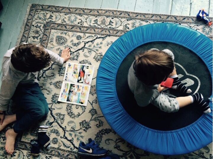 Ja; midden in de woonkamer staat de trampoline