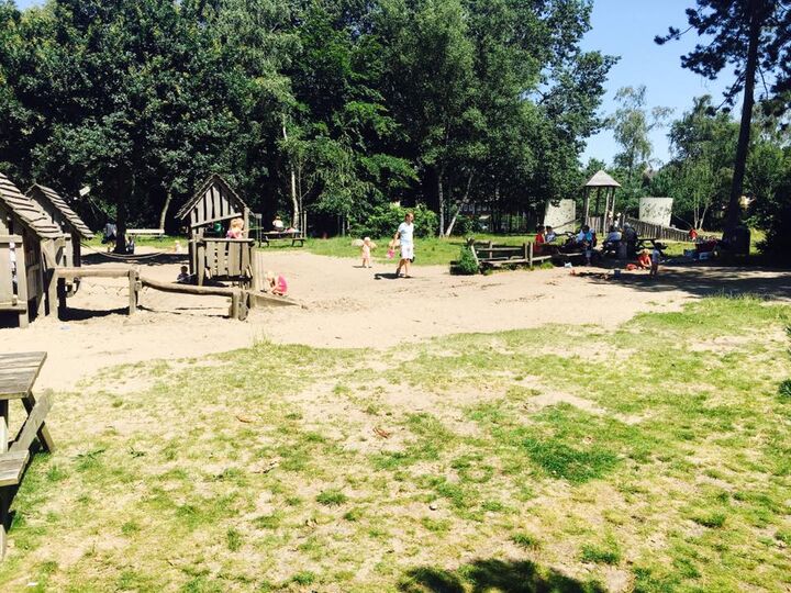 Bijpraten terwijl de kinderen buitenspelen bij Paviljoen Heidezicht in Bussum