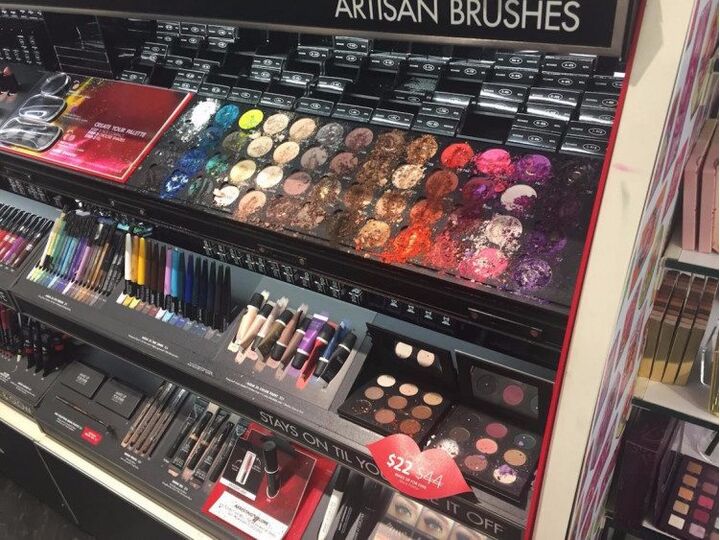 Peuter vernielt voor meer dan 1000(!) euro aan make-up