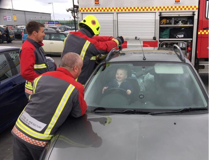 Peuter sluit zichzelf op in auto en heeft de tijd van zijn leven als de brandweer te hulp schiet